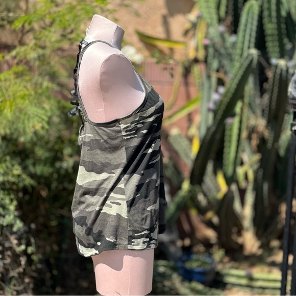 VS Camo Print Tank Top With Open Back SizeM - Picture 5 of 7